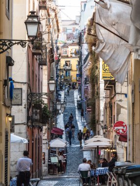 Lizbon, Portekiz: 11 Haziran 2024: Lizbon 'daki Praa Martim Moniz' de 12 numaralı tramvaya binen turistler