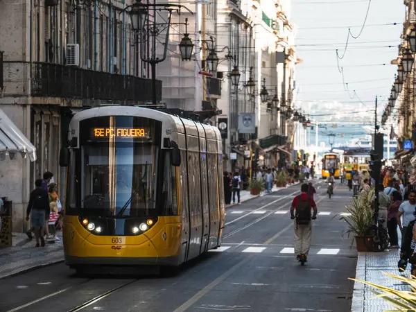 Lizbon, Portekiz; 11 Haziran 2024: Rua da Prata Caddesi 'ndeki Lizbon tramvayı