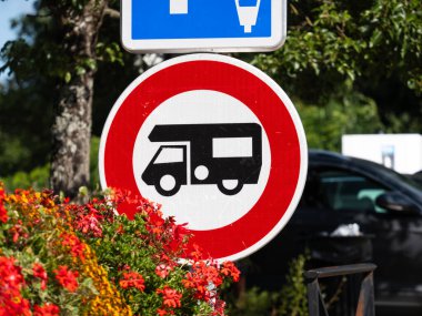Motorlu ev sirkülasyonu dikey yuvarlak trafik sinyali yasaktır