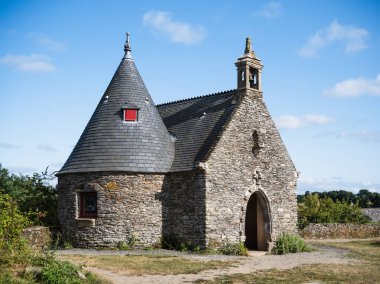 Rochefort-en-Terre, Fransa: 5 Ağustos 2024: Chapelle Saint-Jean, Rochefort en Terre, Fransa