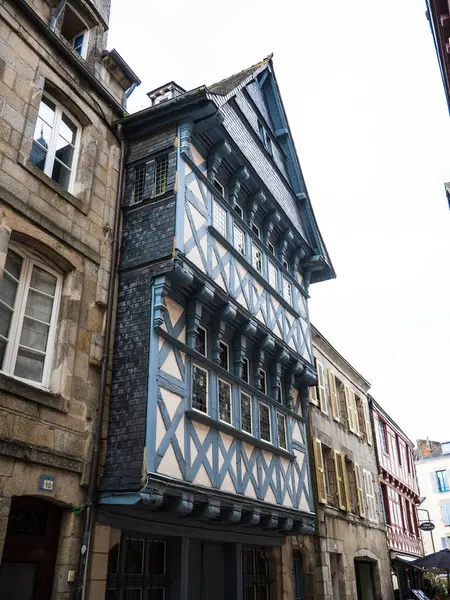 Quimper, Fransa: 11 Ağustos 2024: Quimper şehrinde Fransız Brittany tipik cephesi