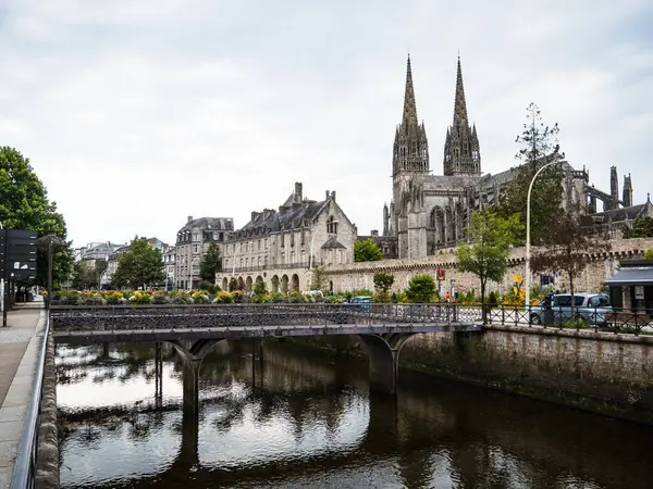 Odet nehri kıyısındaki Quimper şehri, Fransız Britanya