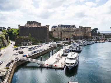 Brest, Fransa; 14 Ağustos 2024: Brittany, Fransa 'daki Penfeld nehri kıyısındaki Brest Şatosu