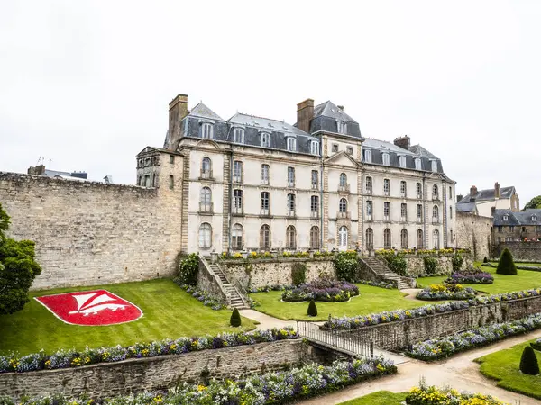 Vannes, Fransa: 6 Ağustos 2024: Vannes, Brittany, Fransa 'daki Chateau de l' Hermine şatosu