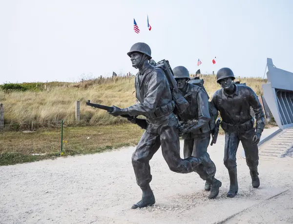 Utah plajı, Fransa: 19 Ağustos 2024: İkinci Dünya Savaşı sırasındaki Normandiya muharebesinin anısına piyade Amerikan askerleri heykeli