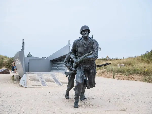 Utah plajı, Fransa: 19 Ağustos 2024: 2. Dünya Savaşı sırasında Fransa 'da Normandiya işgalinde Amerikan piyade askerlerinin çıkarma gemisinden indikleri heykel