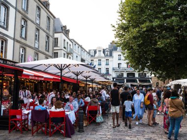 Saint Malo, Fransa; 18 Ağustos 2024: Turistlerle dolu Saint Malo Intra Muros restoranları