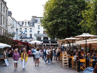 Saint Malo, Fransa; 18 Ağustos 2024: Turistlerle dolu Saint Malo Intra Muros restoranları