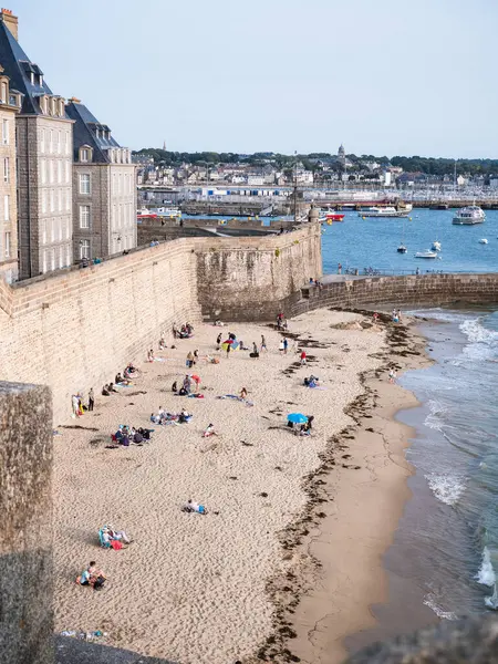 Saint Malo, Fransa; 18 Ağustos 2024: Saint Malo Intra Muros Plajı