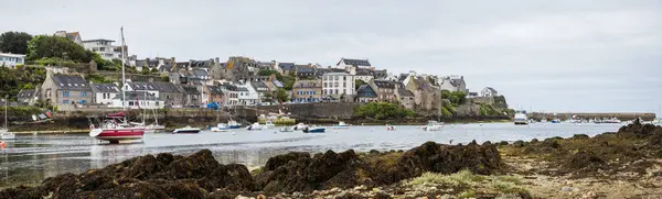 Fransa 'nın Brittany kentindeki Le Conquet köyünün panoraması