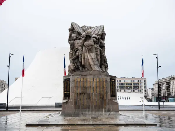 Le Havre, 24 Ağustos 2024: Fransa 'nın Le Havre şehrindeki anıtlar aux Morts heykelleri