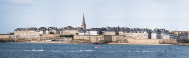 Saint-Malo şehrine bakın Dinard gezinti güvertesi, Brittany, Fransa