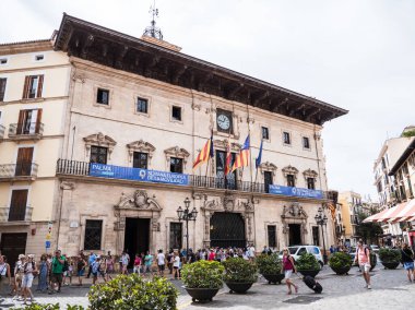 Palma de Mallorca, İspanya: 17 Eylül 2024: Plaa de Cort 'un Avrupa Hareket Haftası boyunca bayraklar ve turistlerle birlikte Palma Meydanı olarak da adlandırılır. Sahne kültürel mimariyi ve şehir yaşamını yakalıyor..