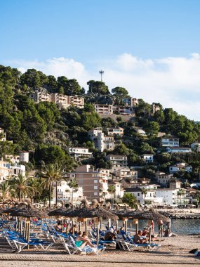 Soller, İspanya; 10 Ekim 2024: Mallorca 'nın yüksek mevsiminde Soller Sahili Limanı' nda turistler