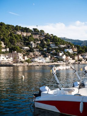Soller, İspanya; 10 Ekim 2024: Soller, Mallorca Limanı 'na demir atmış bir tekne