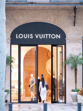 Palma de Mallorca, İspanya; 28 Ekim 2024: Palma de Mallorca 'daki Louis Vuitton lüks moda mağazasına giriş