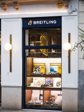 Palma de Mallorca, İspanya; 28 Ekim 2024: Palma de Mallorca 'da bir Breitling saat mağazasının vitrini