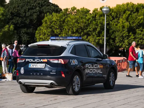 Palma de Mallorca, İspanya; 19 Kasım 2024: Palma de Mallorca, Parque del Mar 'da devriye gezen ulusal polis arabası