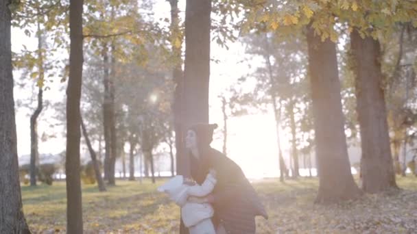 Mãe Criança Parque Outono Família Feliz Diversão Vivo Com Mãe — Vídeo de Stock