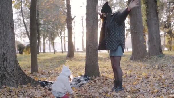 Mãe Criança Pequena Parque Outono Jogue Folhas Secas Família Feliz — Vídeo de Stock