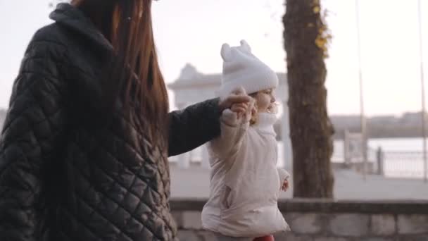 Ευτυχισμένη Οικογένεια Νεαρή Μητέρα Και Κόρη Περπατούν Στο Φθινοπωρινό Πάρκο — Αρχείο Βίντεο