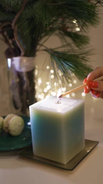 点燃蜡烛特写 在背景上装饰了圣诞树 寒假的概念 在家里庆祝新年 慢动作垂直录像 — 图库视频影像