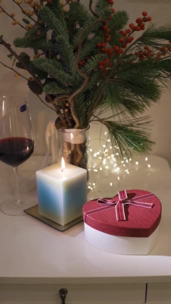 Brennende Kerze Großaufnahme Geschmückter Weihnachtsbaum Auf Dem Hintergrund Winterferienkonzept Das — Stockvideo