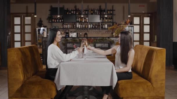 Happy Girls Celebrates Together Rastaurant Speaking Drink Champagne — Video Stock