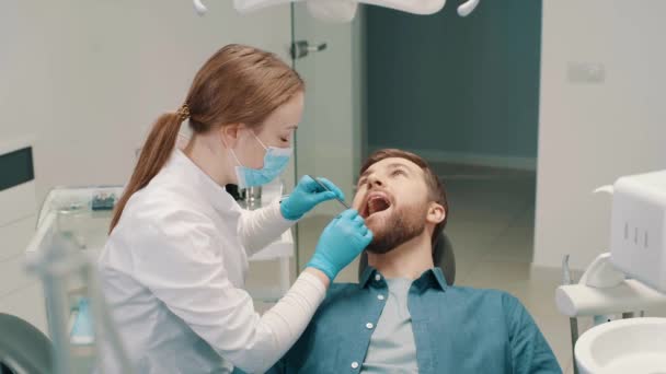 Дівчина Стоматолог Лікує Зуби Стоматології Пацієнт Дзеркалом Руках — стокове відео