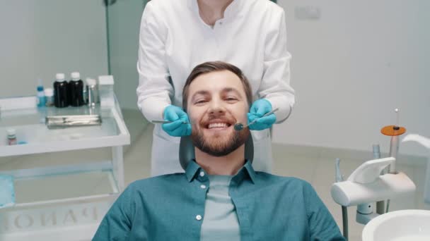 Manos Una Dentista Con Herramientas Médicas Odontología Clínica Dental — Vídeos de Stock