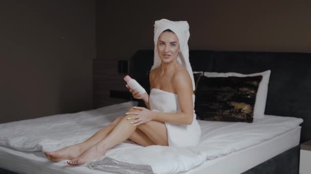 Young Girl Sitting Bed White Towel Puts Cream Her Leg — Vídeo de Stock