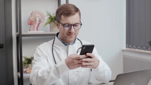Otolaryngologist Writes Message Phone Smiles Office — Stok video
