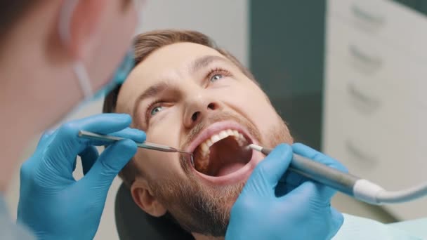 Tratamiento Los Dientes Paciente Masculino Dentista Realiza Una Limpieza Higiénica — Vídeos de Stock