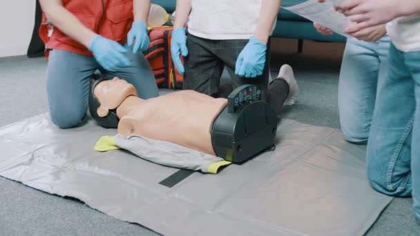 成人Cpr培训和急救指导 急救心肺复苏术 — 图库视频影像