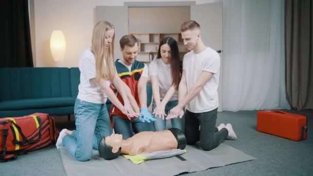 急救复苏 心肺复苏训练 学生们在一个假人面前学习 — 图库视频影像