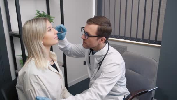 Profesjonalny Lekarz Otorynolaryngolog Wykonujący Badanie Nosa Użyciem Otoskopu Nowoczesnym Szpitalu — Wideo stockowe