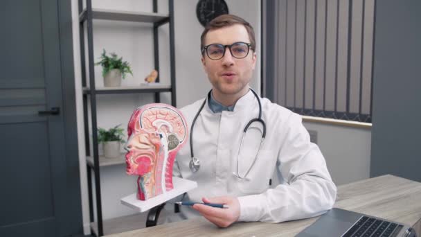 Hno Arzt Sprechstunde Hno Arzt Mit Anatomischem Modell Für Hals — Stockvideo