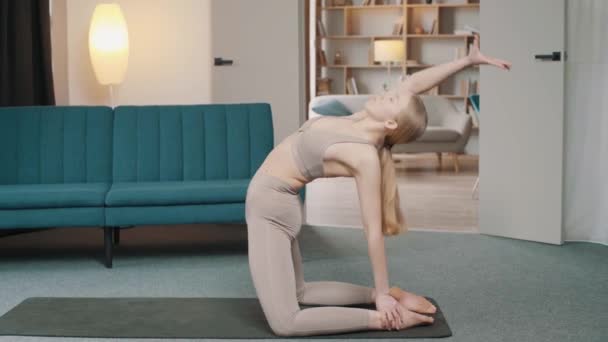 Junge Frau Macht Yoga Einem Lichtdurchfluteten Raum Das Mädchen Macht — Stockvideo