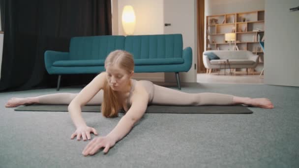 Mujer Joven Está Haciendo Yoga Una Habitación Llena Luz Chica — Vídeo de stock