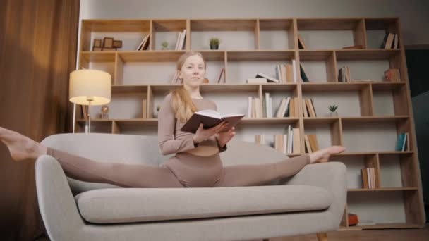Jong Meisje Doet Yoga Een Kamer Met Boeken Het Meisje — Stockvideo