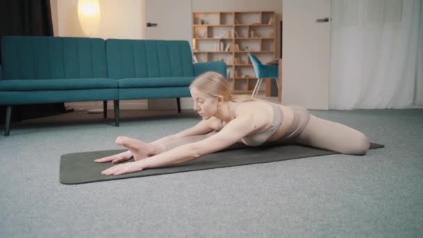 Mujer Joven Está Haciendo Yoga Una Habitación Llena Luz Chica — Vídeo de stock