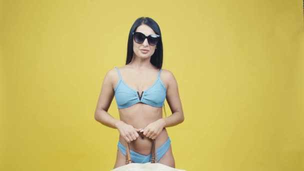 Feliz Joven Hermosa Mujer Asia Con Gafas Sol Bolsa Espacio — Vídeo de stock