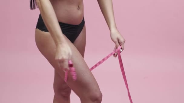Красивая Сексуальная Азиатка Черном Купальнике Счетчиком Руках Стоящая Розовом Фоне — стоковое видео
