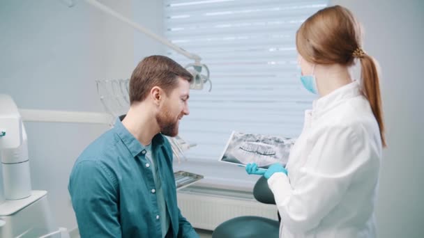 Una Doctora Discute Plan Restauración Rehabilitación Dental Con Paciente — Vídeos de Stock
