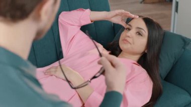 Koltukta yalan ve psikolog ile terapi oturumunda konuşan üzgün Bayan