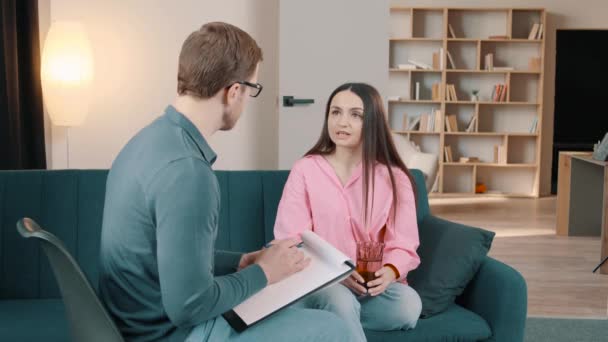 Psikolog Pria Dengan Kacamata Mencatat Selama Sesi Terapi Dengan Wanita — Stok Video