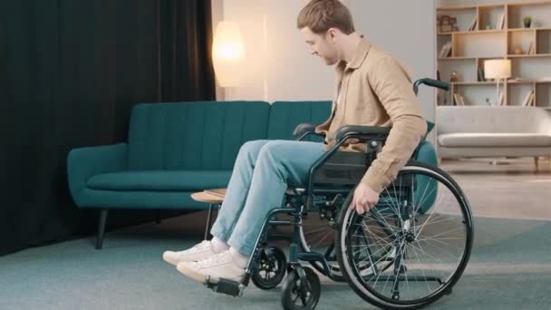 Alegre Hombre Caucásico Discapacitado Silla Ruedas Utilizando Ordenador Portátil Sala — Vídeos de Stock