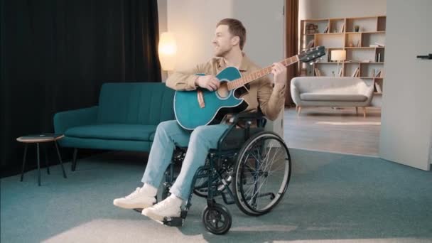 Людина Обмеженими Можливостями Сидить Інвалідному Візку Грає Гітарі Співає — стокове відео