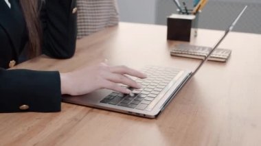İş kadını profesyonel kullanıcı ellerinin dizüstü bilgisayarda klavye kullanarak bilgisayar başında oturması bilgisayar yazılımları uygulamaları teknoloji konseptiyle online çalışması, yan görünümü kapatması.