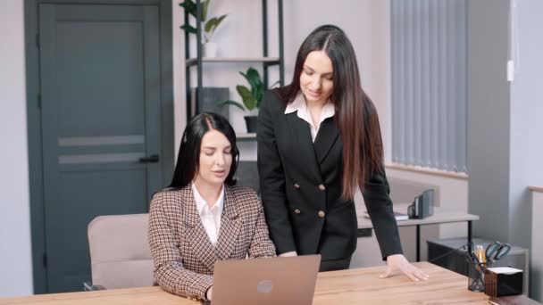 Dua Gadis Bisnis Muda Kantor Dukungan Teknologi Perempuan Berbicara Headset — Stok Video